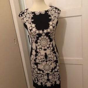 Black sleeveless lace print dress